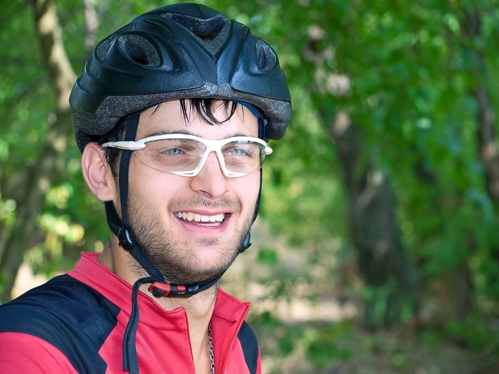 Sports Glasses vs. Contacts: Which is Right for You?